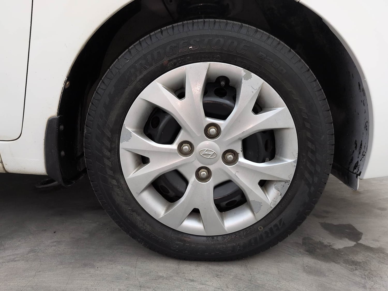 Used 2017 Hyundai Grand i10 Magna 1.2 Kappa VTVT Petrol Manual tyres RIGHT FRONT TYRE RIM VIEW