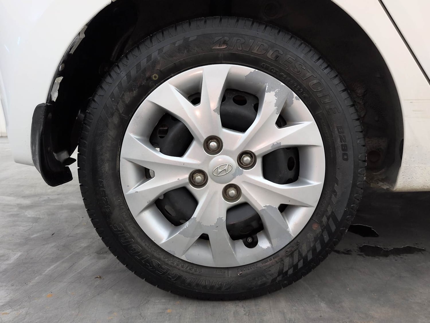 Used 2017 Hyundai Grand i10 Magna 1.2 Kappa VTVT Petrol Manual tyres RIGHT REAR TYRE RIM VIEW