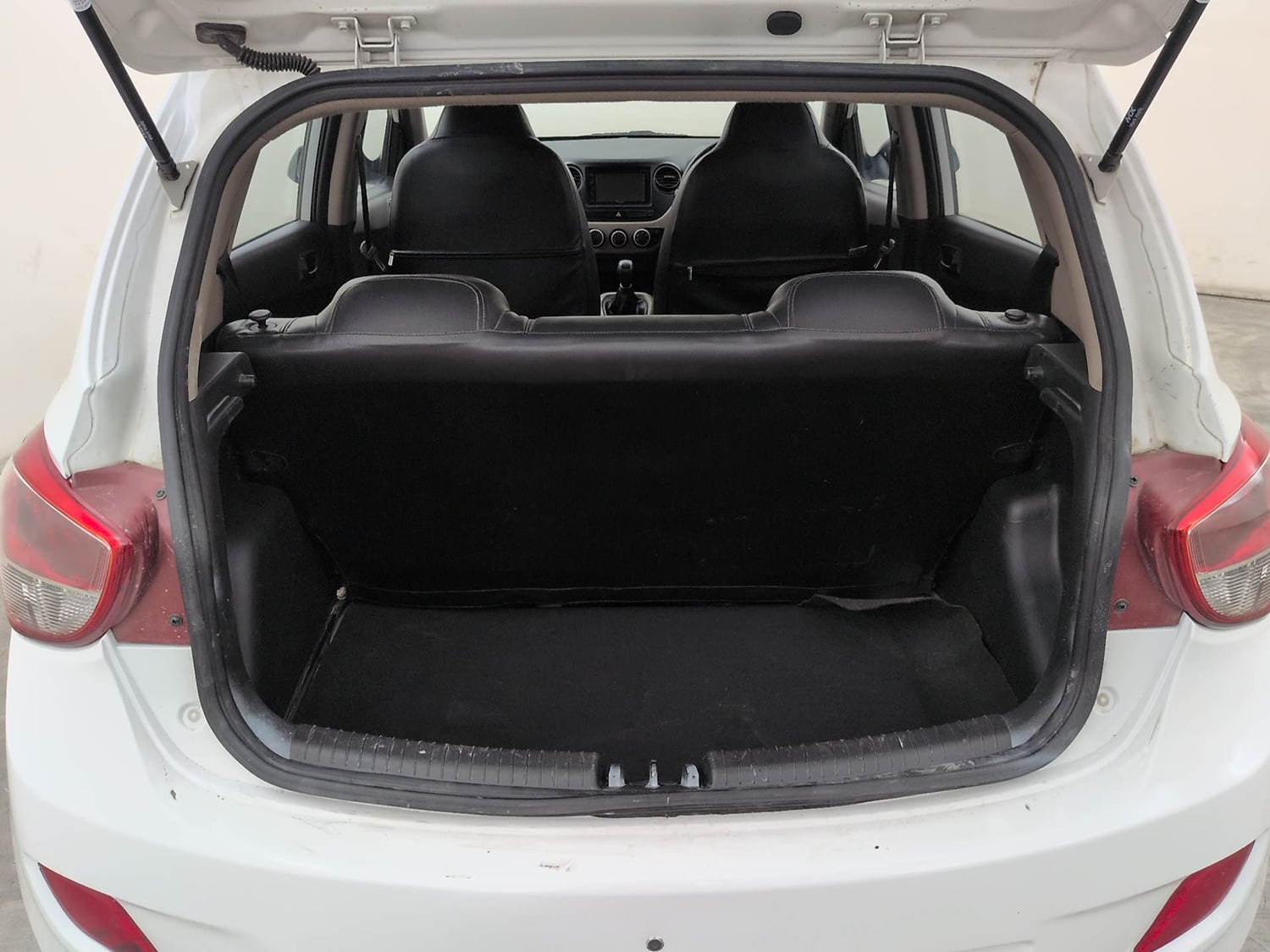 Used 2017 Hyundai Grand i10 Magna 1.2 Kappa VTVT Petrol Manual interior DICKY INSIDE VIEW