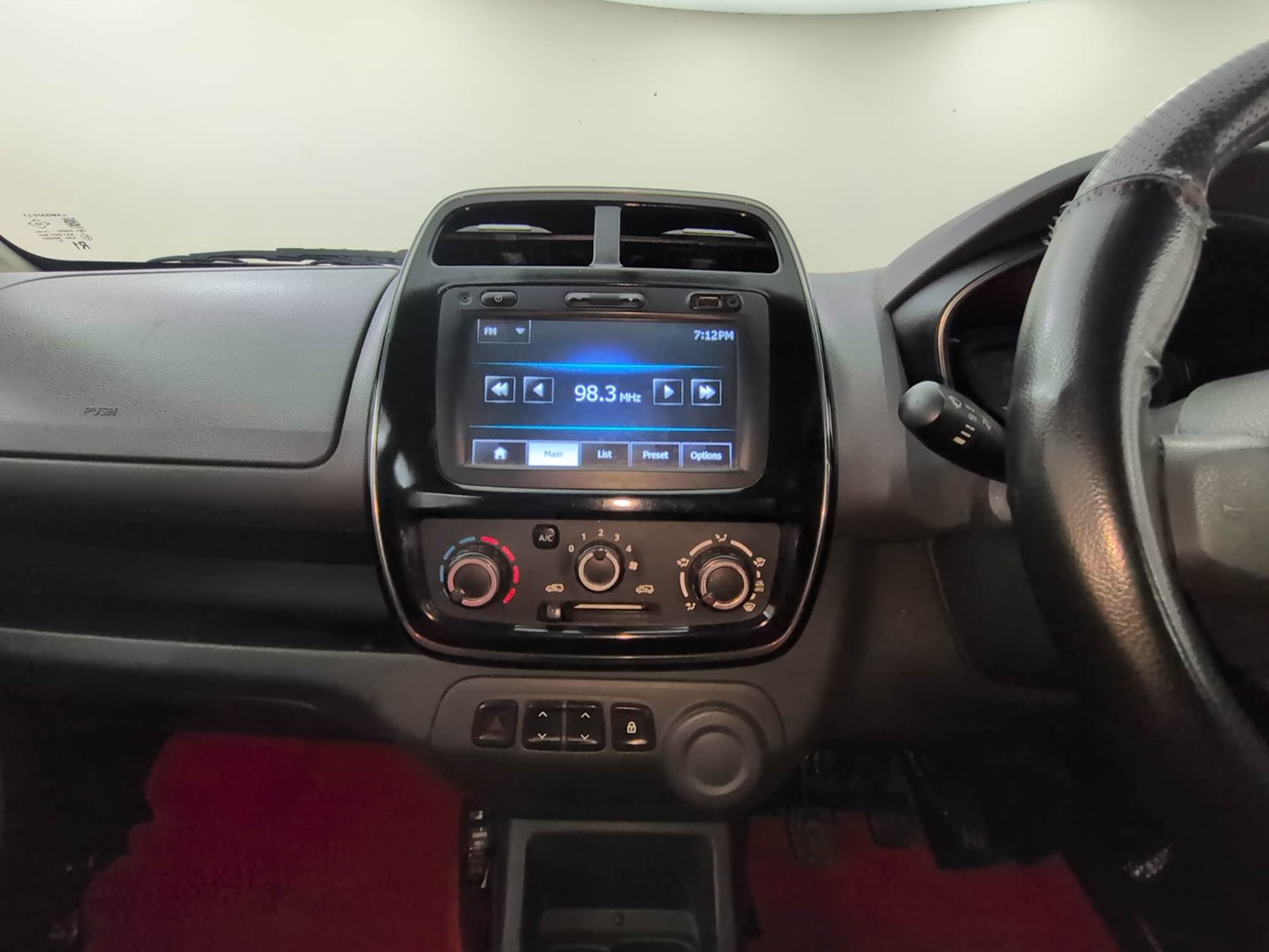 Used 2015 Renault Kwid RXT Petrol Manual interior MUSIC SYSTEM & AC CONTROL VIEW