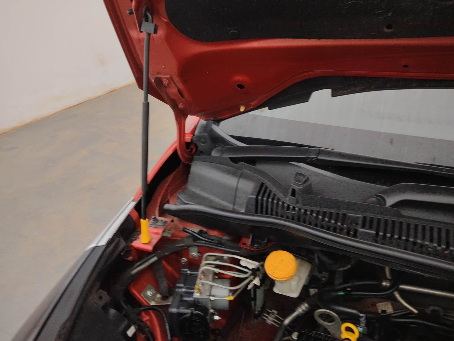 Used 2021 Tata Altroz XZ Plus Petrol Petrol Manual engine ENGINE RIGHT SIDE HINGE & APRON VIEW