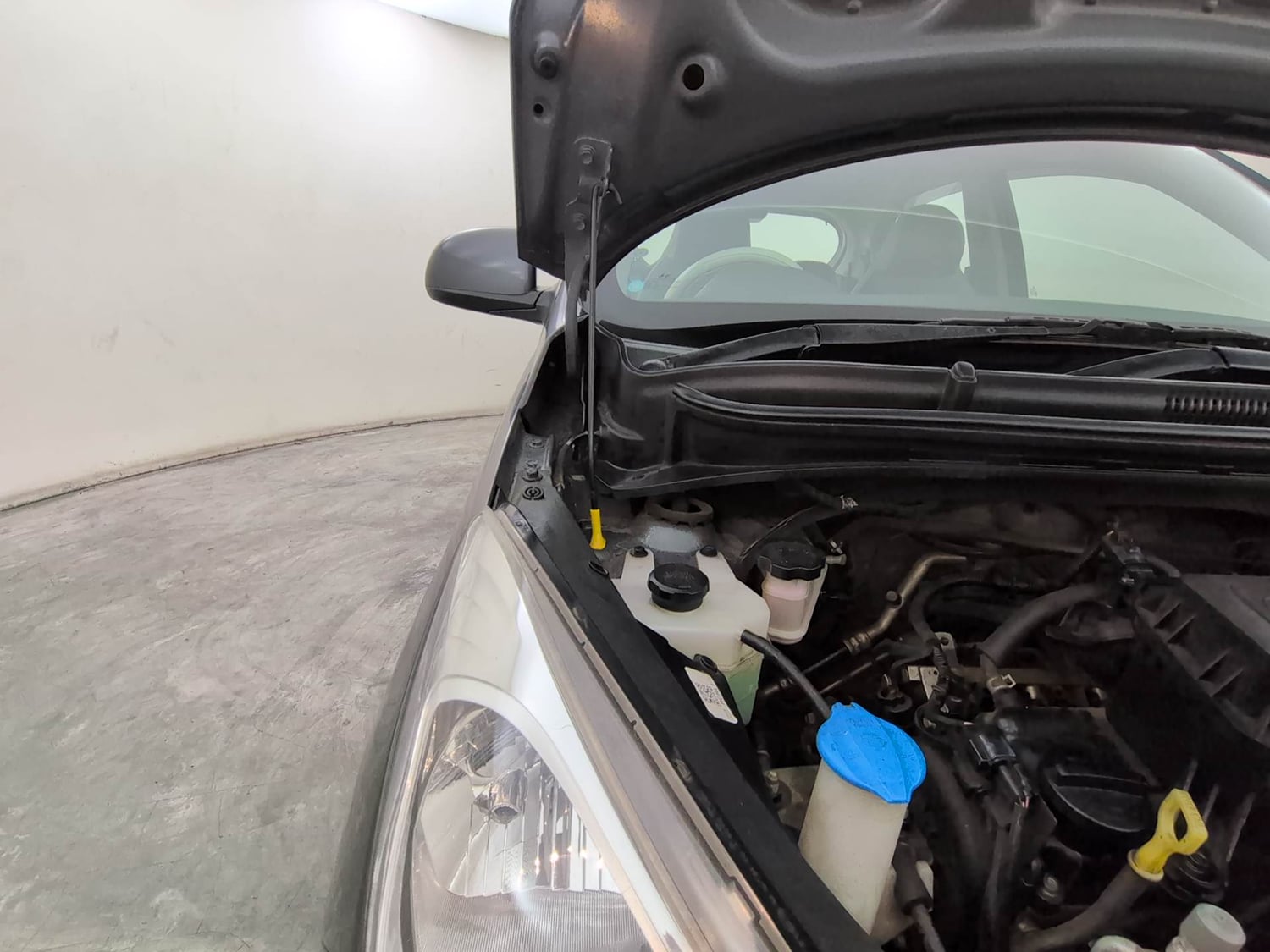 Used 2020 Hyundai Santro Magna Petrol Manual engine ENGINE RIGHT SIDE HINGE & APRON VIEW
