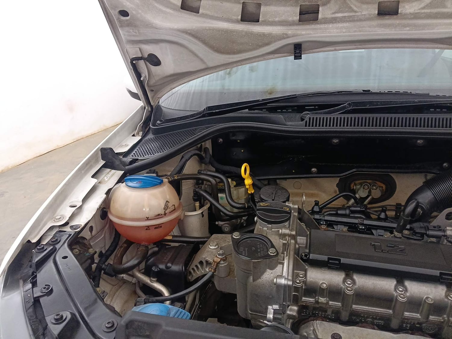 Used 2017 Volkswagen Polo Highline1.2L (P) Petrol Manual engine ENGINE RIGHT SIDE HINGE & APRON VIEW