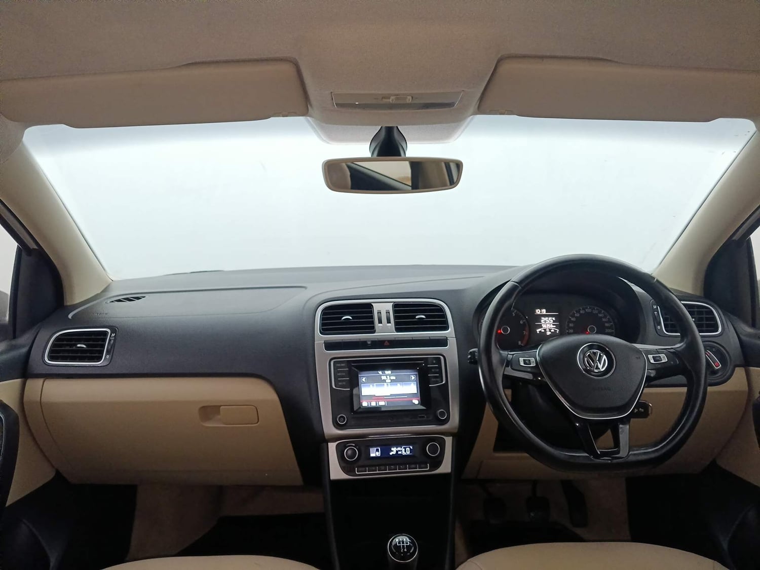 Used 2017 Volkswagen Polo Highline1.2L (P) Petrol Manual interior DASHBOARD VIEW