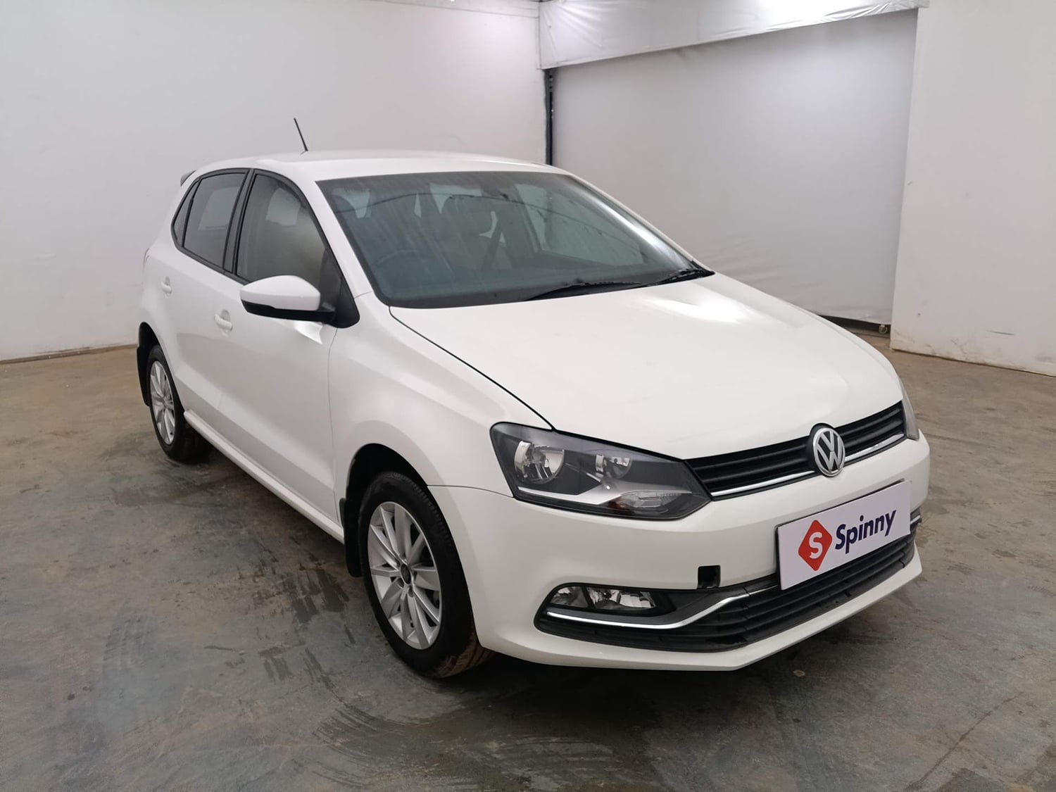 Used 2017 Volkswagen Polo Highline1.2L (P) Petrol Manual exterior RIGHT FRONT CORNER VIEW