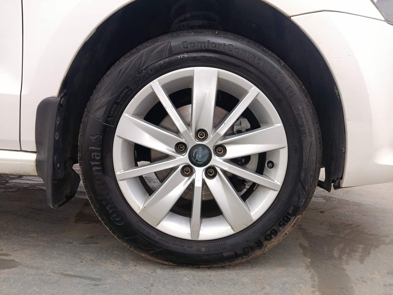 Used 2017 Volkswagen Polo Highline1.2L (P) Petrol Manual tyres RIGHT FRONT TYRE RIM VIEW