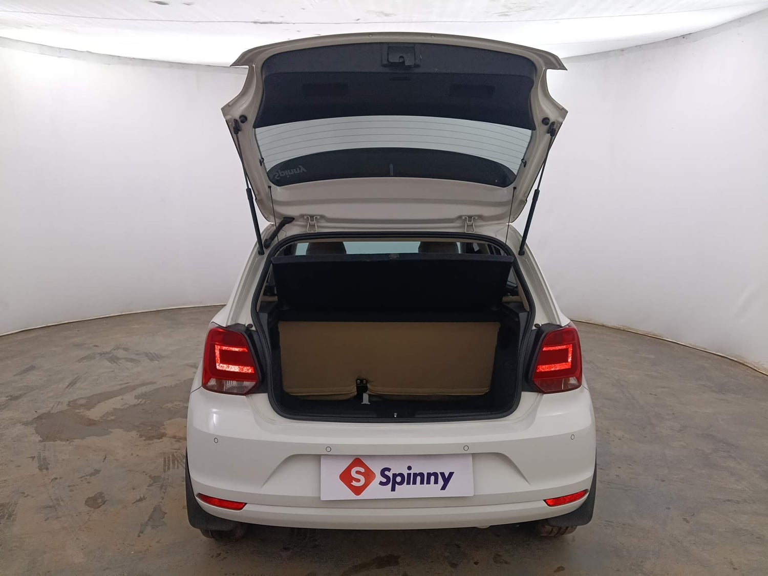 Used 2017 Volkswagen Polo Highline1.2L (P) Petrol Manual interior DICKY DOOR OPEN VIEW