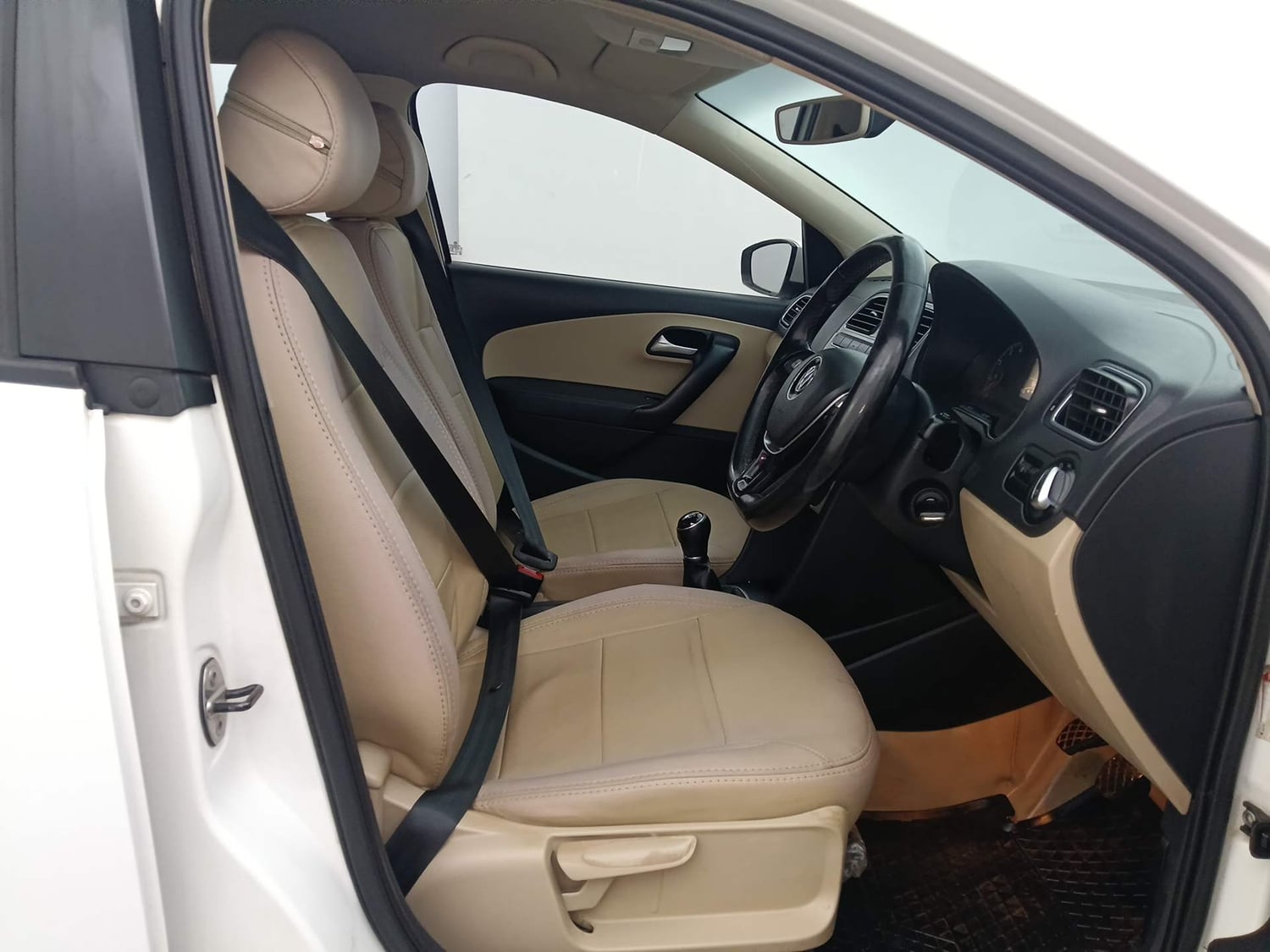 Used 2017 Volkswagen Polo Highline1.2L (P) Petrol Manual interior RIGHT SIDE FRONT DOOR CABIN VIEW