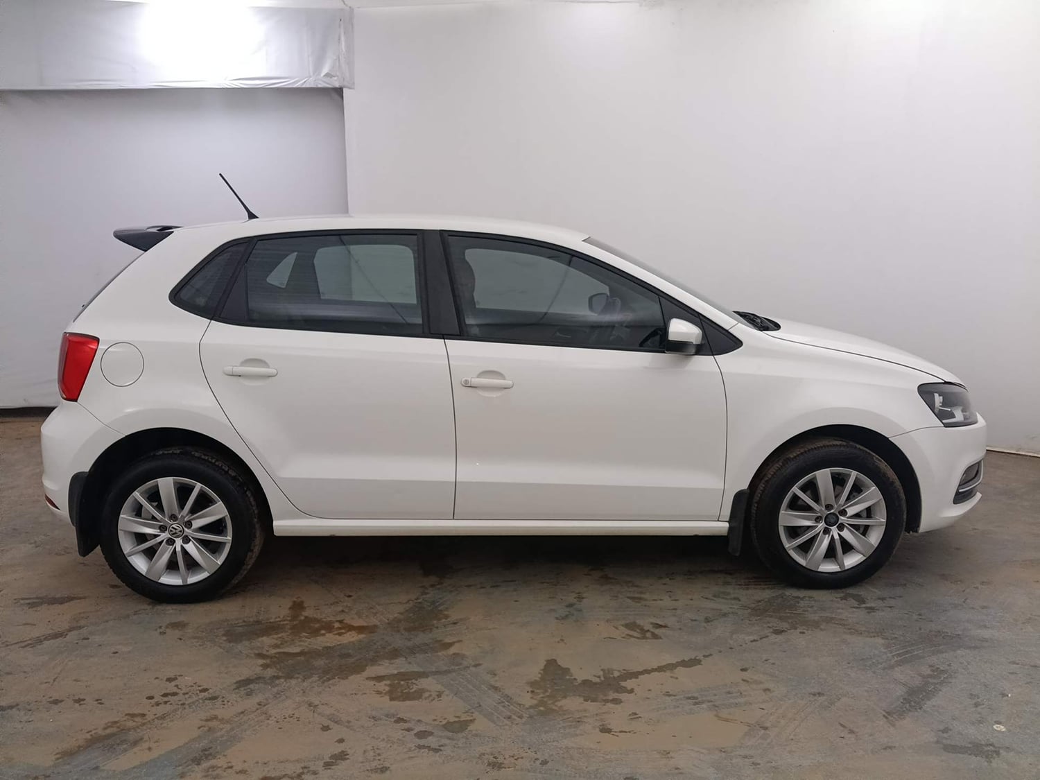 Used 2017 Volkswagen Polo Highline1.2L (P) Petrol Manual exterior RIGHT SIDE VIEW