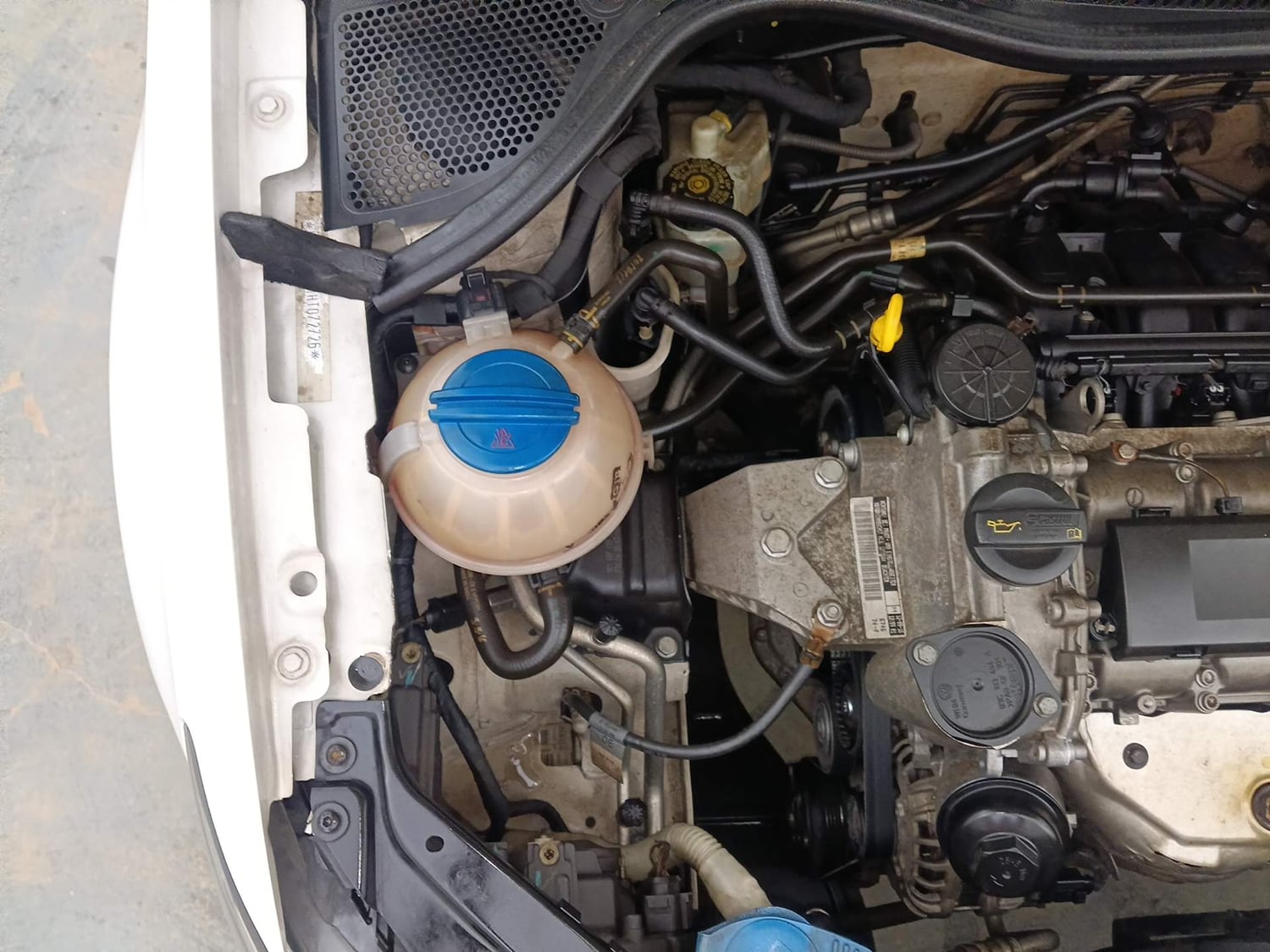 Used 2017 Volkswagen Polo Highline1.2L (P) Petrol Manual engine ENGINE RIGHT SIDE VIEW
