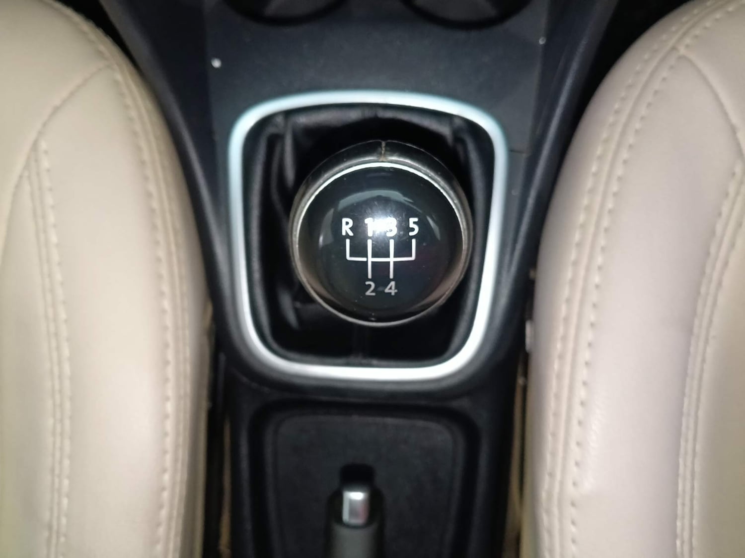 Used 2017 Volkswagen Polo Highline1.2L (P) Petrol Manual interior GEAR  KNOB VIEW