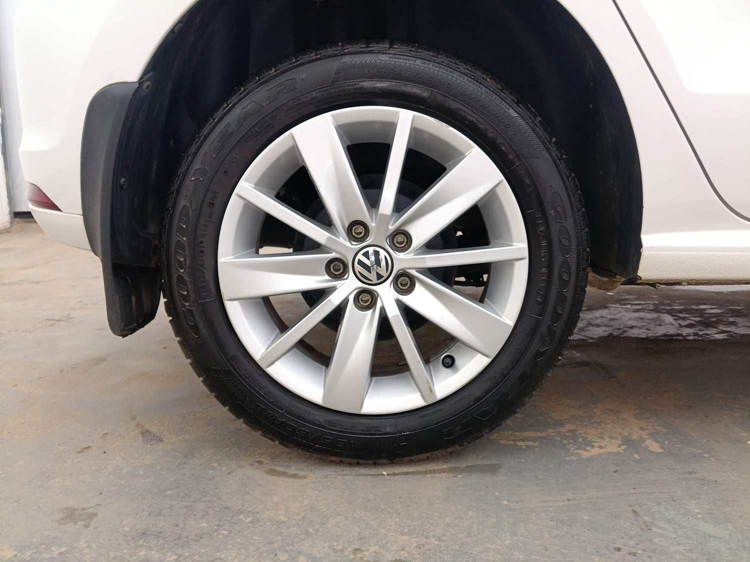 Used 2017 Volkswagen Polo Highline1.2L (P) Petrol Manual tyres RIGHT REAR TYRE RIM VIEW