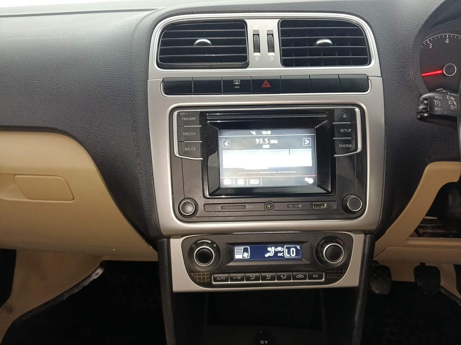 Used 2017 Volkswagen Polo Highline1.2L (P) Petrol Manual interior MUSIC SYSTEM & AC CONTROL VIEW