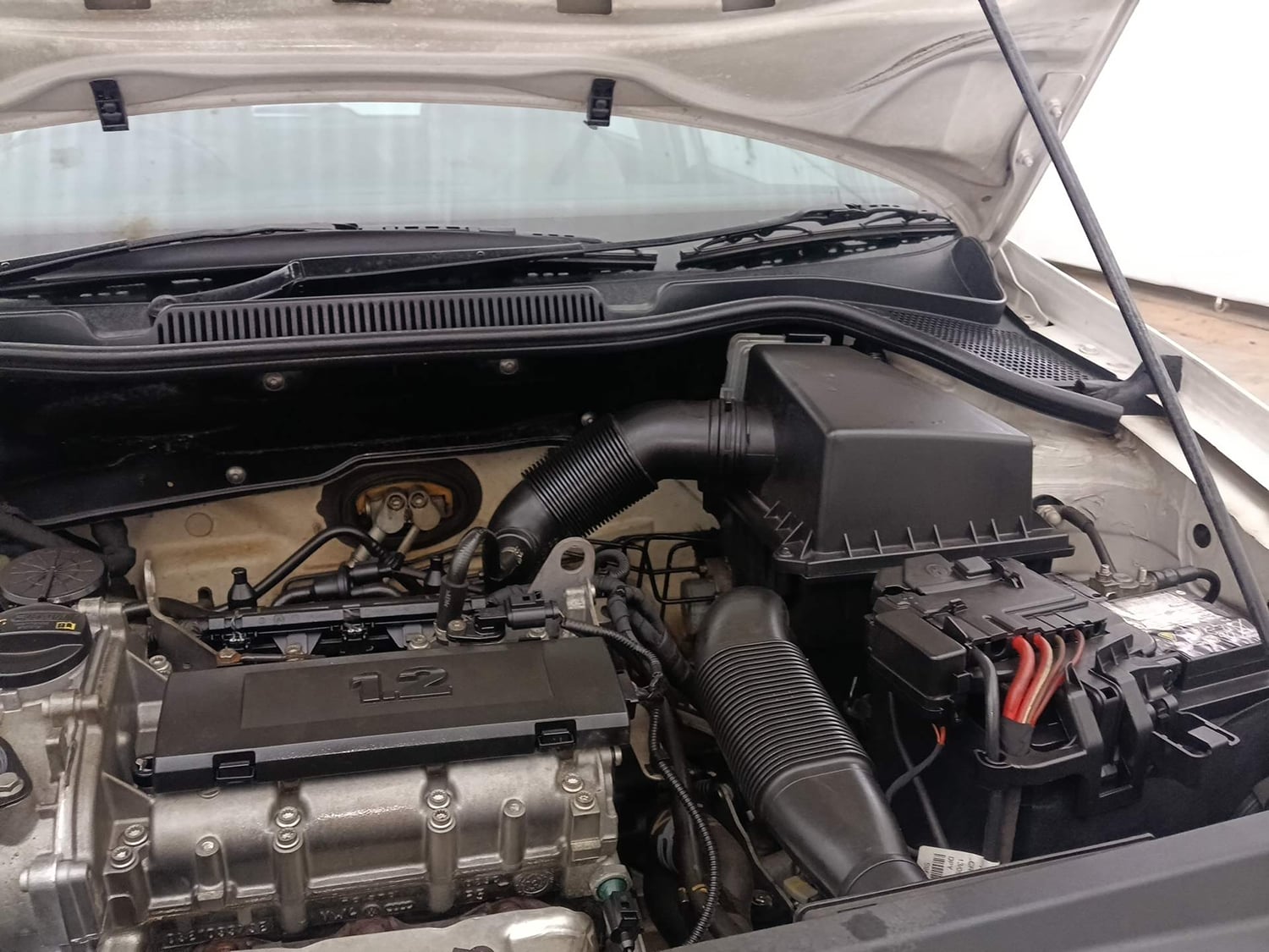 Used 2017 Volkswagen Polo Highline1.2L (P) Petrol Manual engine ENGINE LEFT SIDE HINGE & APRON VIEW