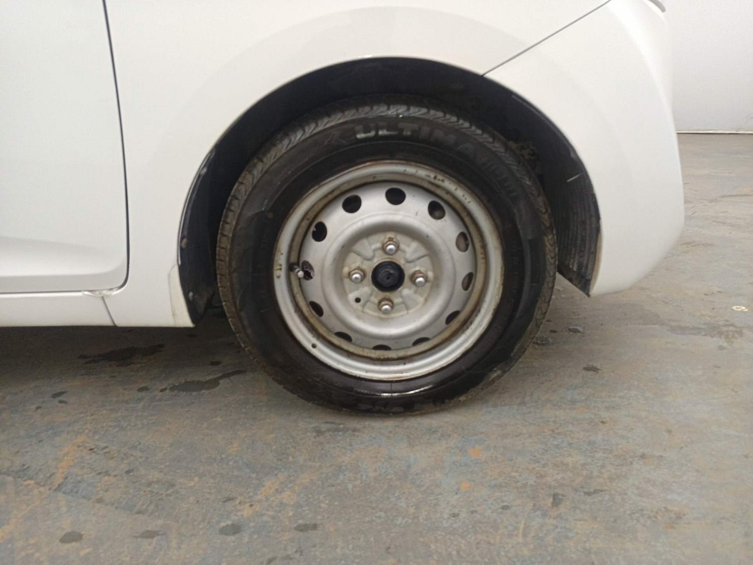 Used 2017 Hyundai Eon Era Petrol Manual tyres RIGHT FRONT TYRE RIM VIEW