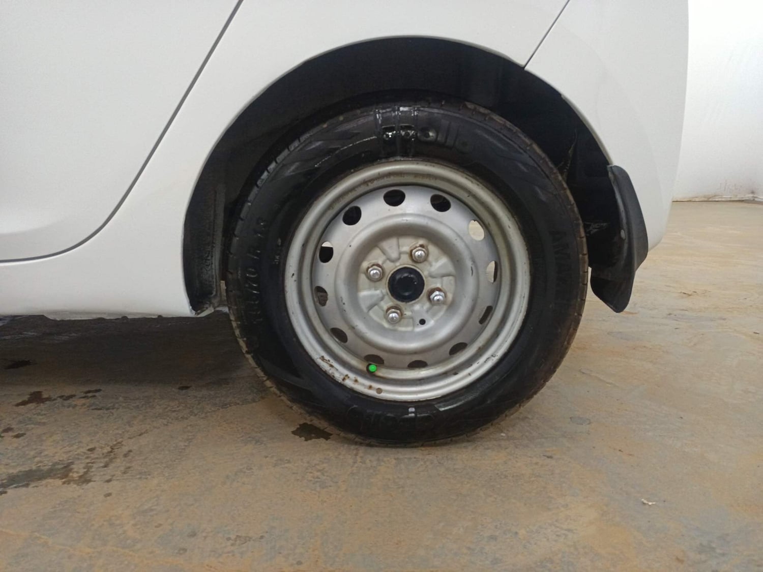 Used 2017 Hyundai Eon Era Petrol Manual tyres LEFT REAR TYRE RIM VIEW