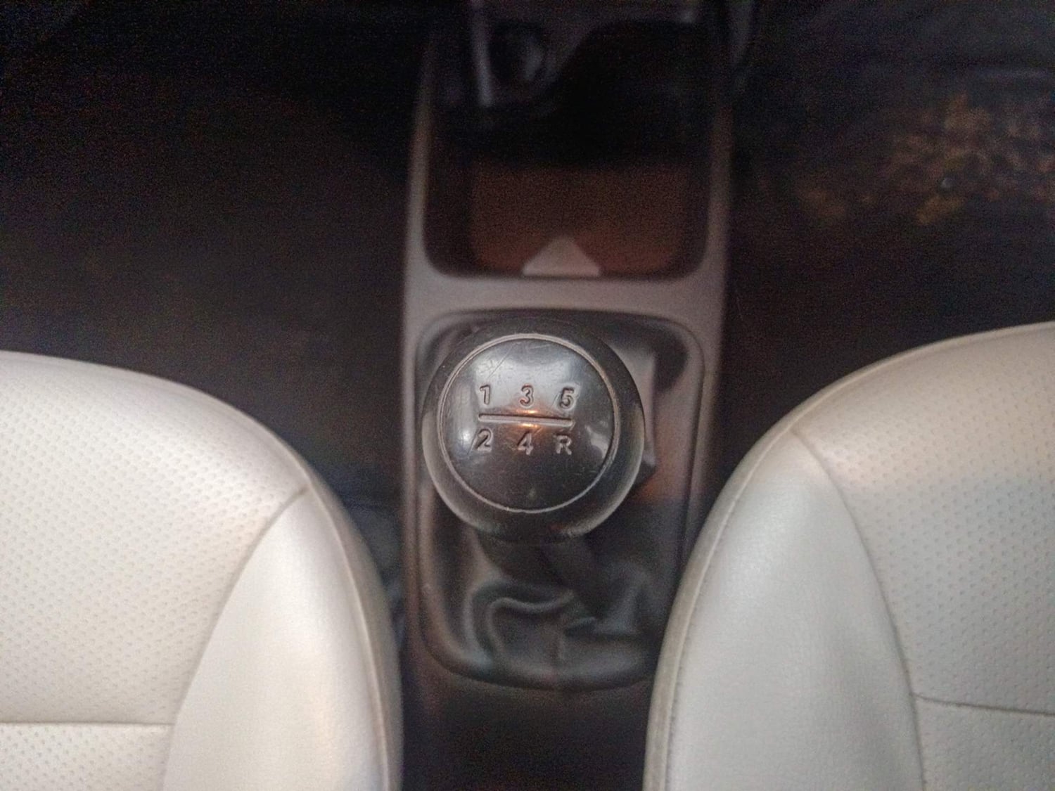 Used 2017 Hyundai Eon Era Petrol Manual interior GEAR  KNOB VIEW