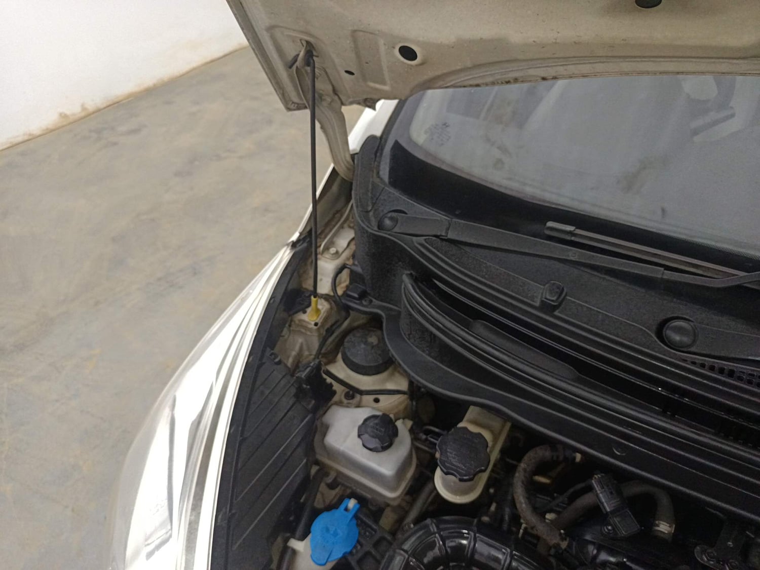 Used 2017 Hyundai Eon Era Petrol Manual engine ENGINE RIGHT SIDE HINGE & APRON VIEW