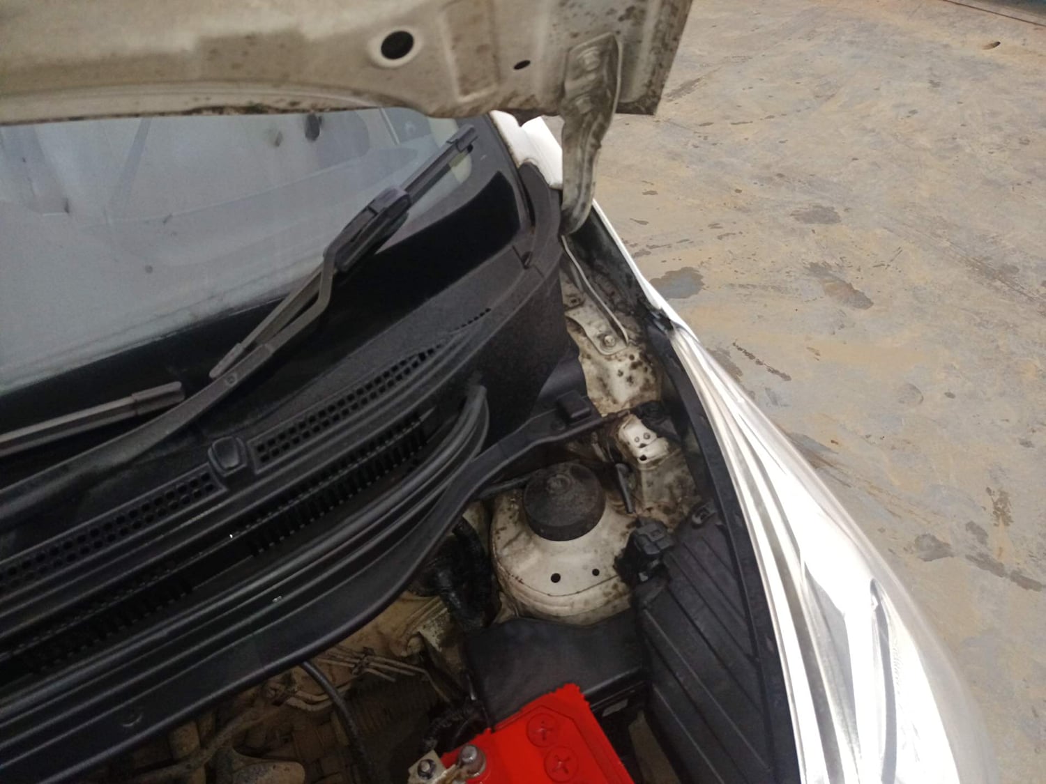 Used 2017 Hyundai Eon Era Petrol Manual engine ENGINE LEFT SIDE HINGE & APRON VIEW