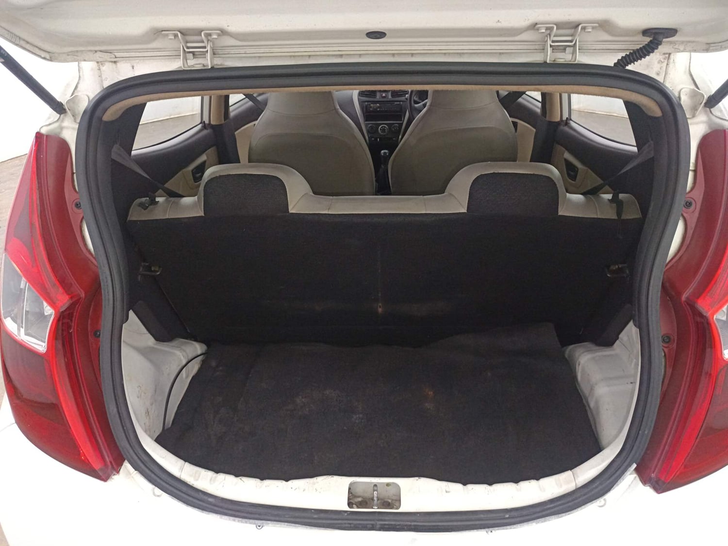 Used 2017 Hyundai Eon Era Petrol Manual interior DICKY INSIDE VIEW