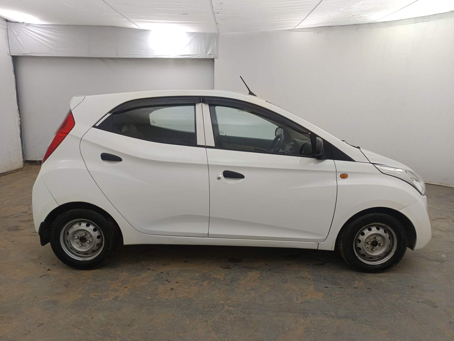Used 2017 Hyundai Eon Era Petrol Manual exterior RIGHT SIDE VIEW