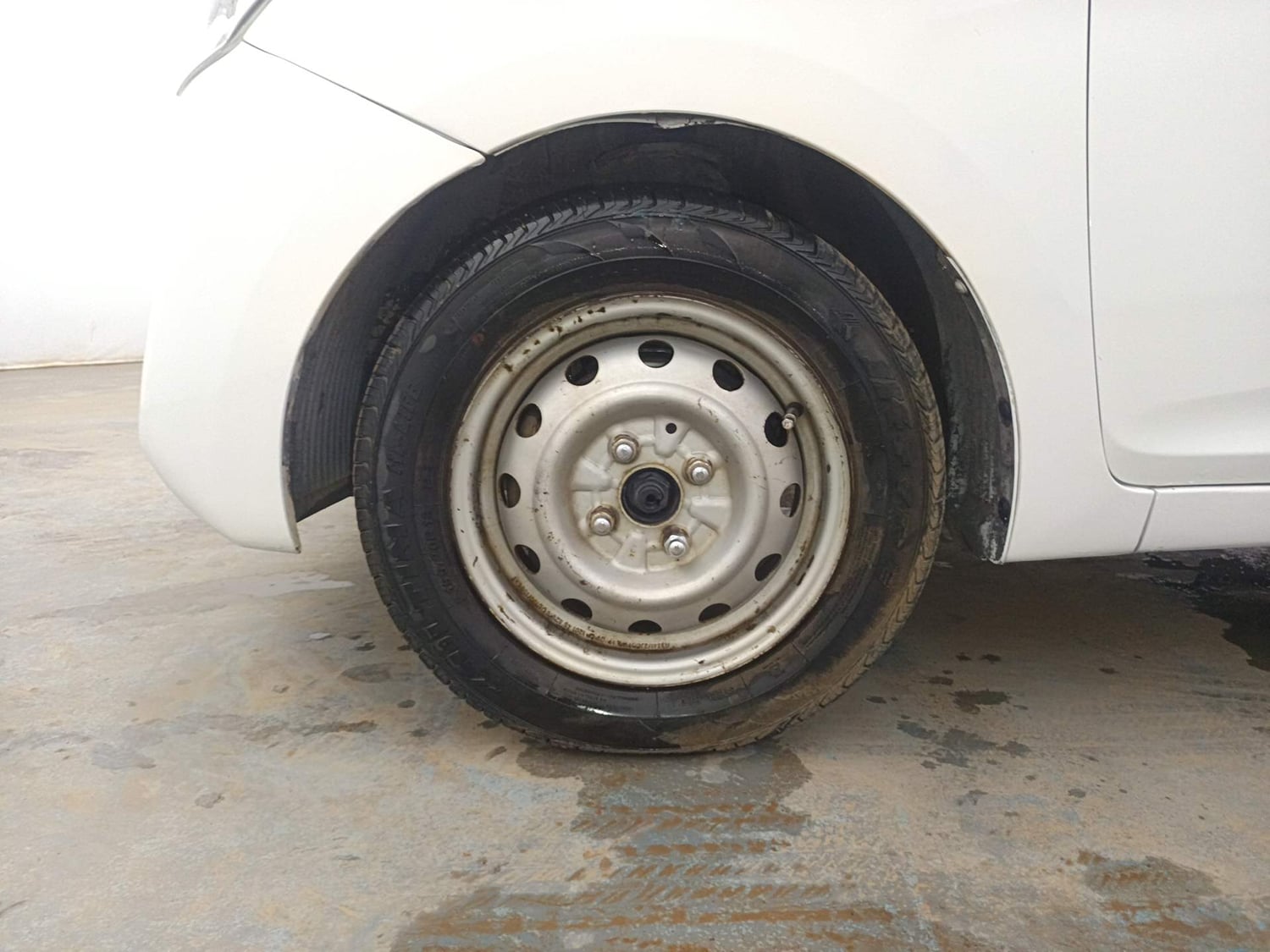 Used 2017 Hyundai Eon Era Petrol Manual tyres LEFT FRONT TYRE RIM VIEW