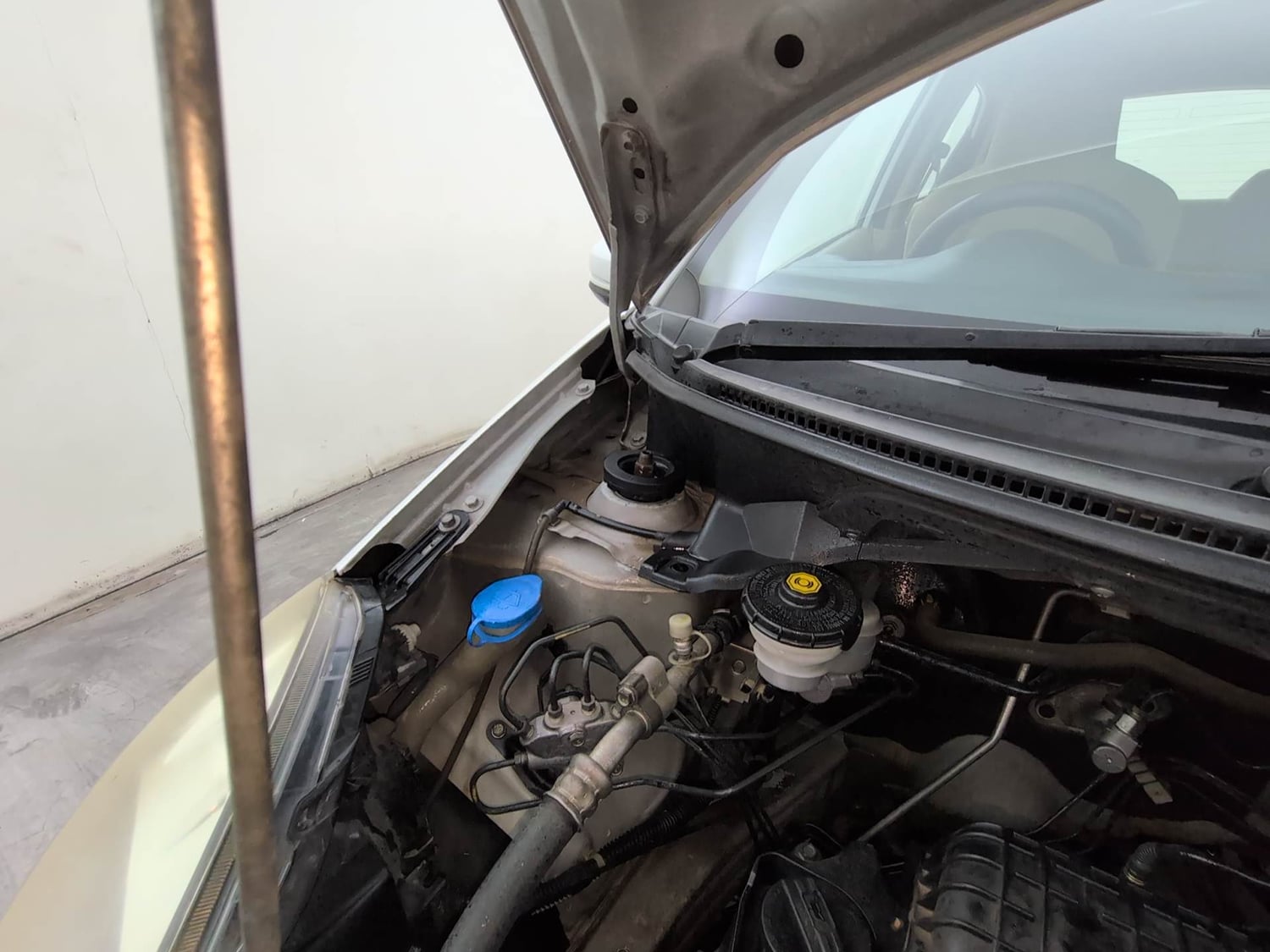 Used 2016 Honda Brio S MT Petrol Manual engine ENGINE RIGHT SIDE HINGE & APRON VIEW