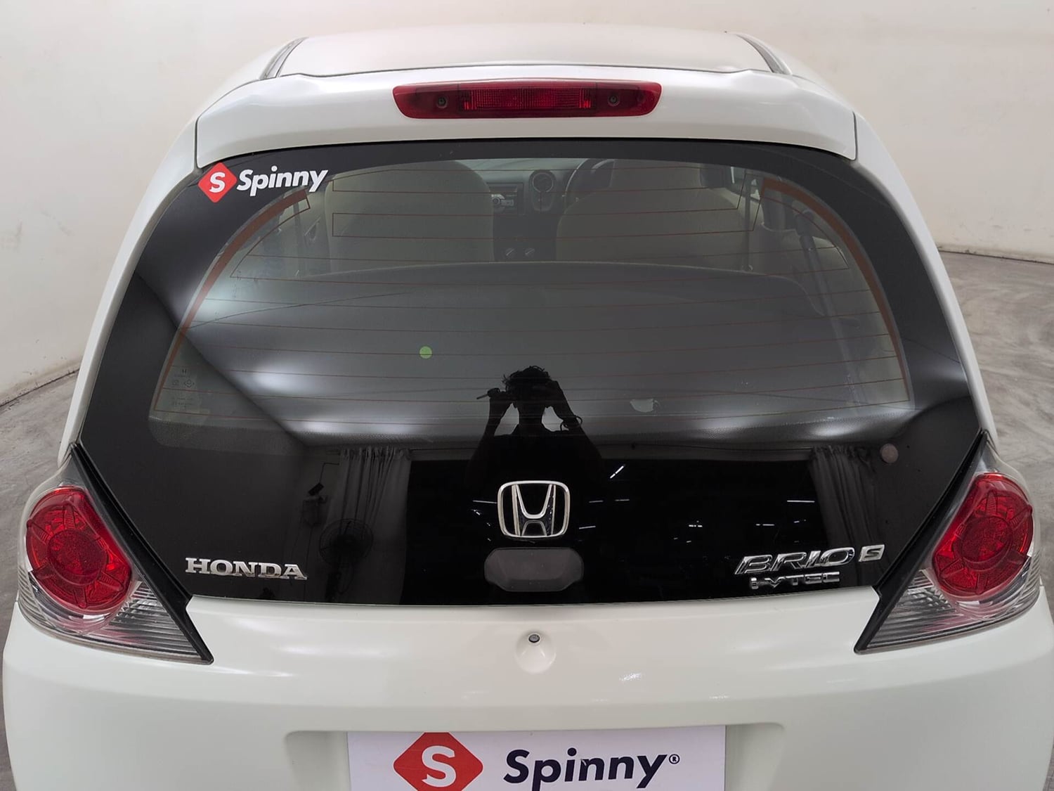 Used 2016 Honda Brio S MT Petrol Manual exterior BACK WINDSHIELD VIEW