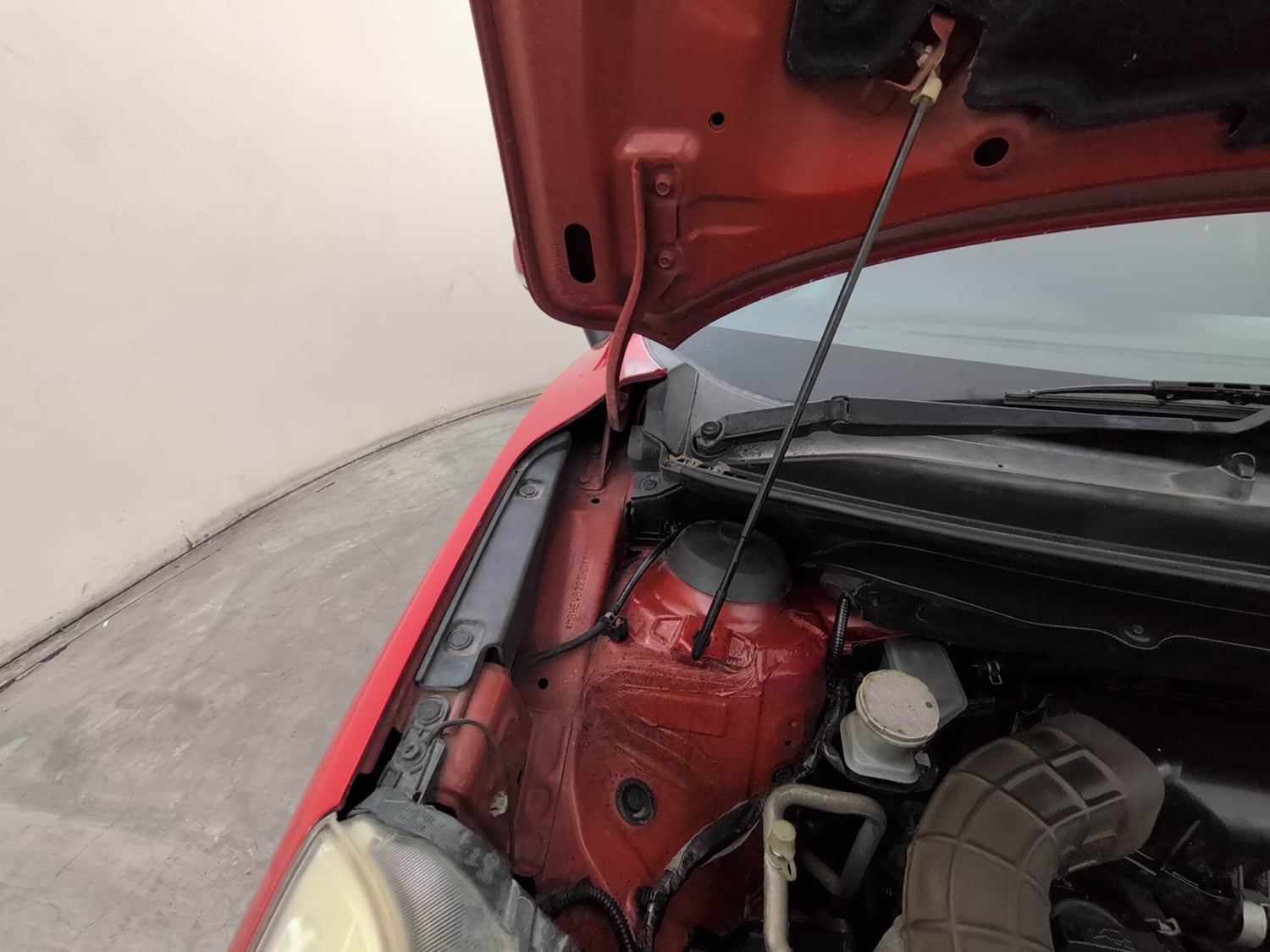 Used 2017 Maruti Suzuki Baleno Zeta 1.2 Petrol Manual engine ENGINE RIGHT SIDE HINGE & APRON VIEW