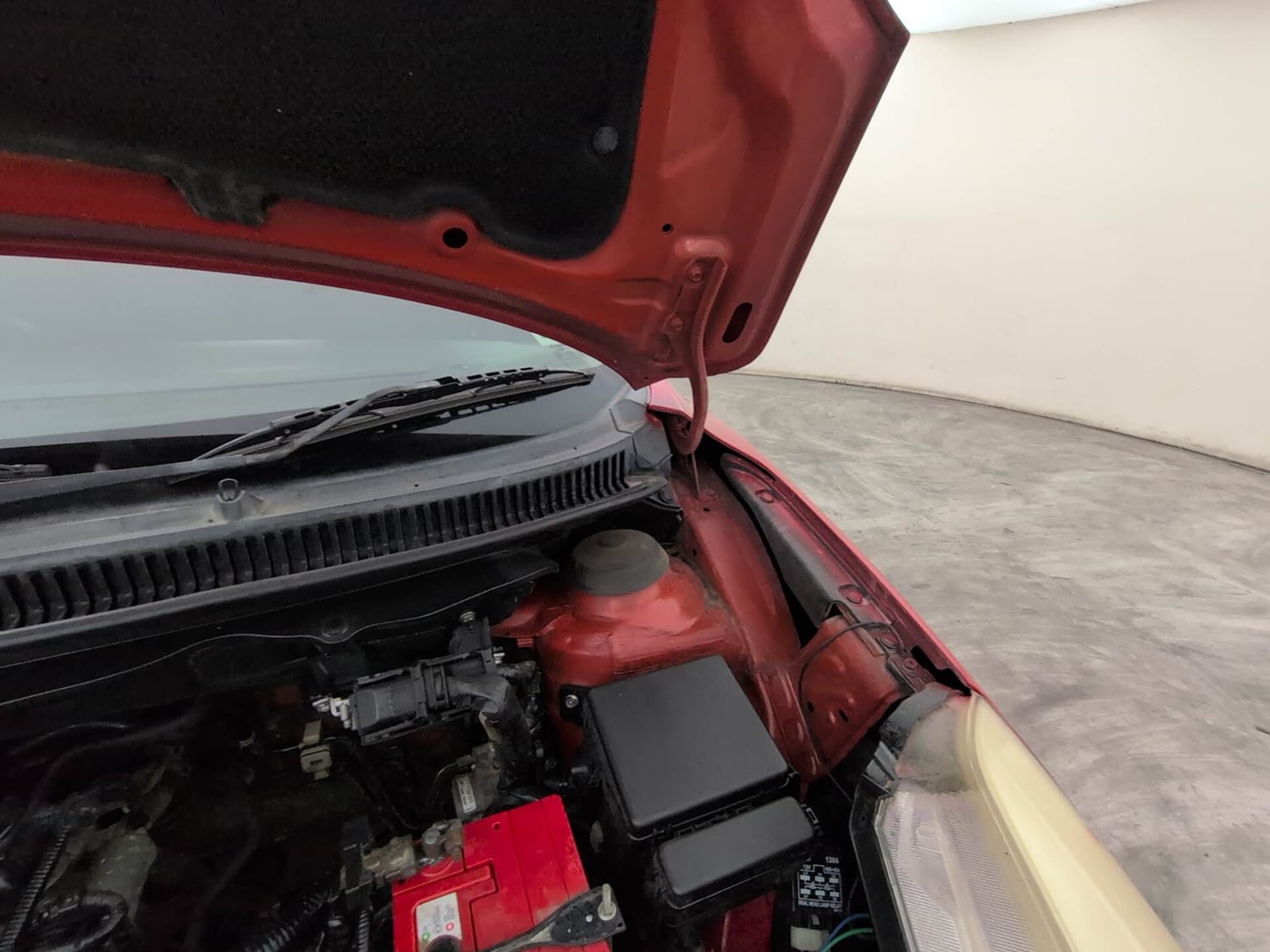 Used 2017 Maruti Suzuki Baleno Zeta 1.2 Petrol Manual engine ENGINE LEFT SIDE HINGE & APRON VIEW