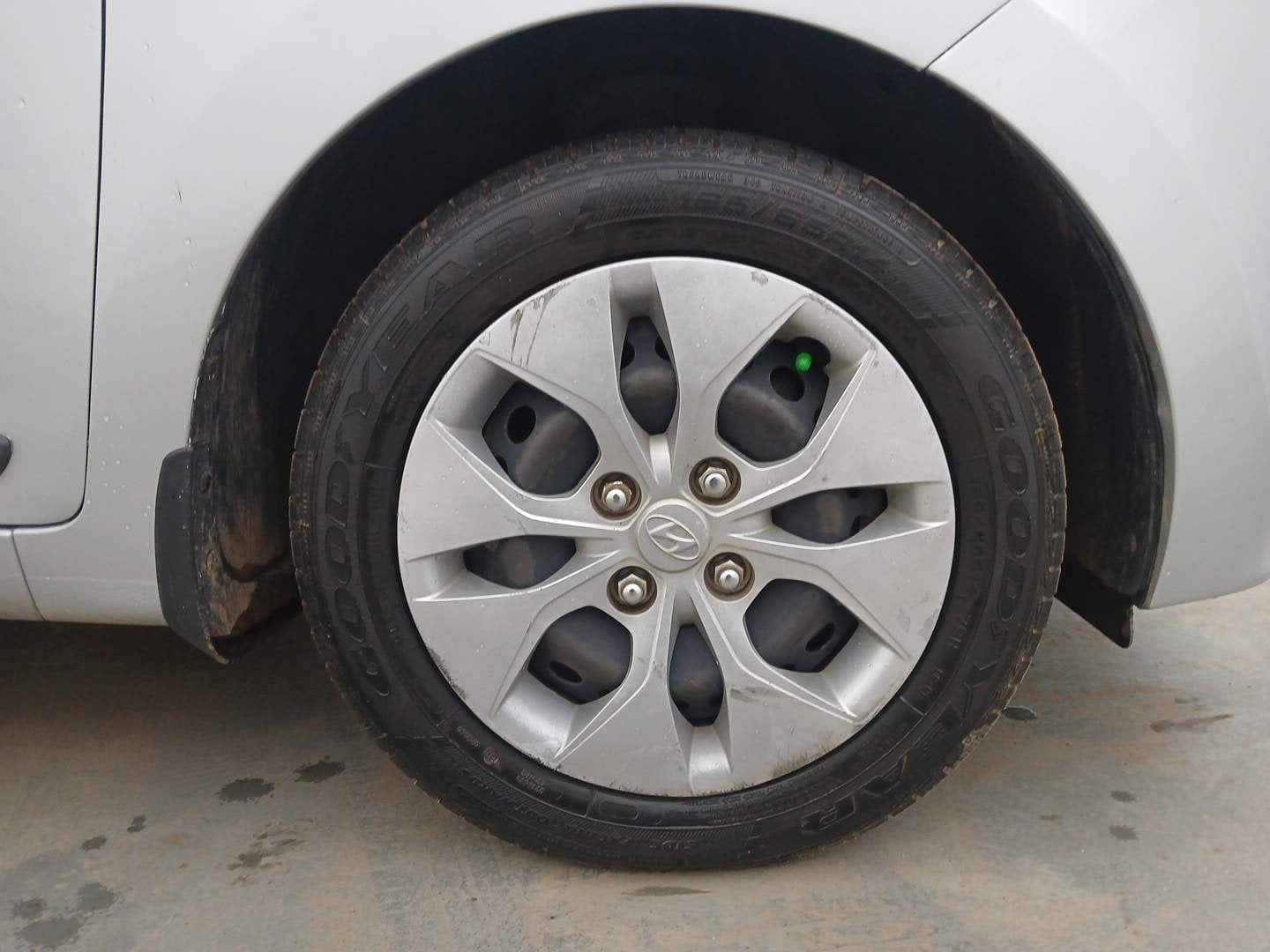 Used 2017 Hyundai Xcent S 1.2 Petrol Manual tyres RIGHT FRONT TYRE RIM VIEW