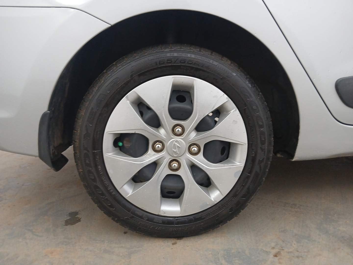 Used 2017 Hyundai Xcent S 1.2 Petrol Manual tyres RIGHT REAR TYRE RIM VIEW