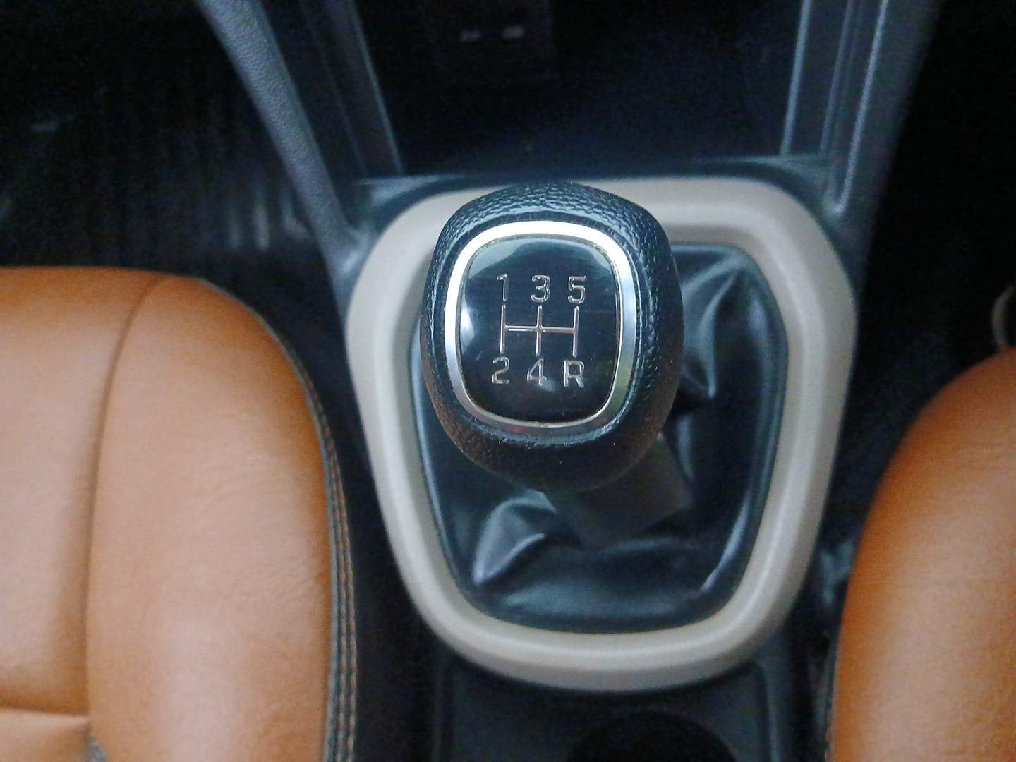 Used 2017 Hyundai Xcent S 1.2 Petrol Manual interior GEAR  KNOB VIEW
