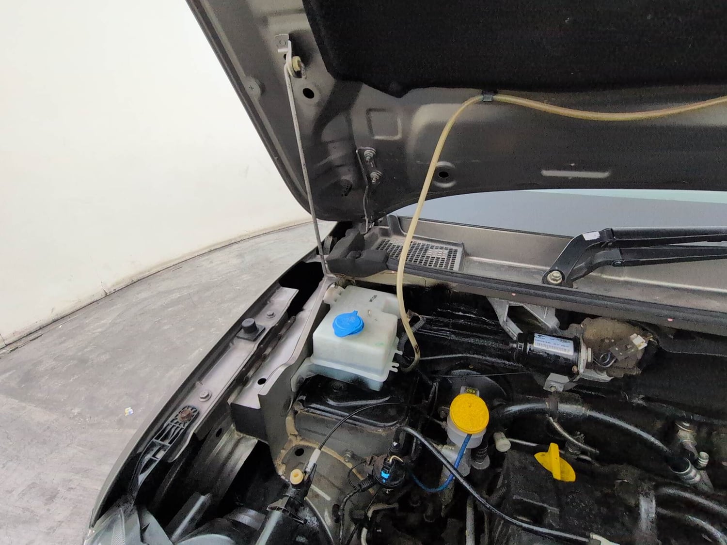 Used 2017 Renault Kwid RXT Petrol Manual engine ENGINE RIGHT SIDE HINGE & APRON VIEW
