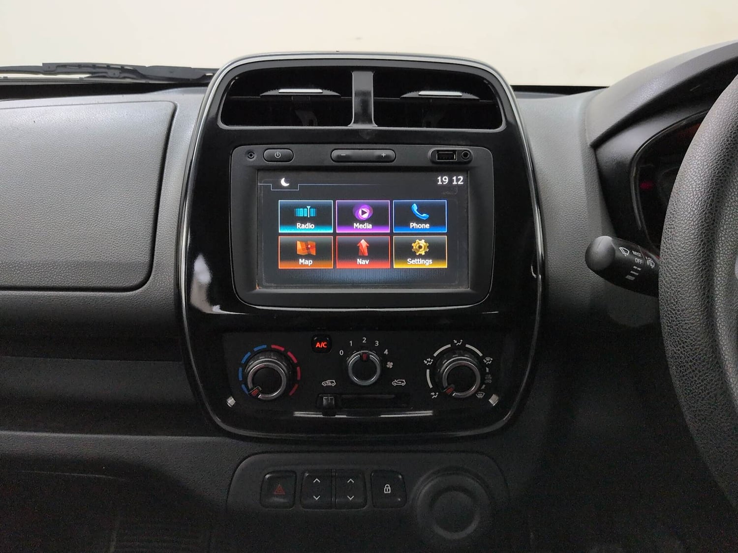 Used 2017 Renault Kwid RXT Petrol Manual interior MUSIC SYSTEM & AC CONTROL VIEW