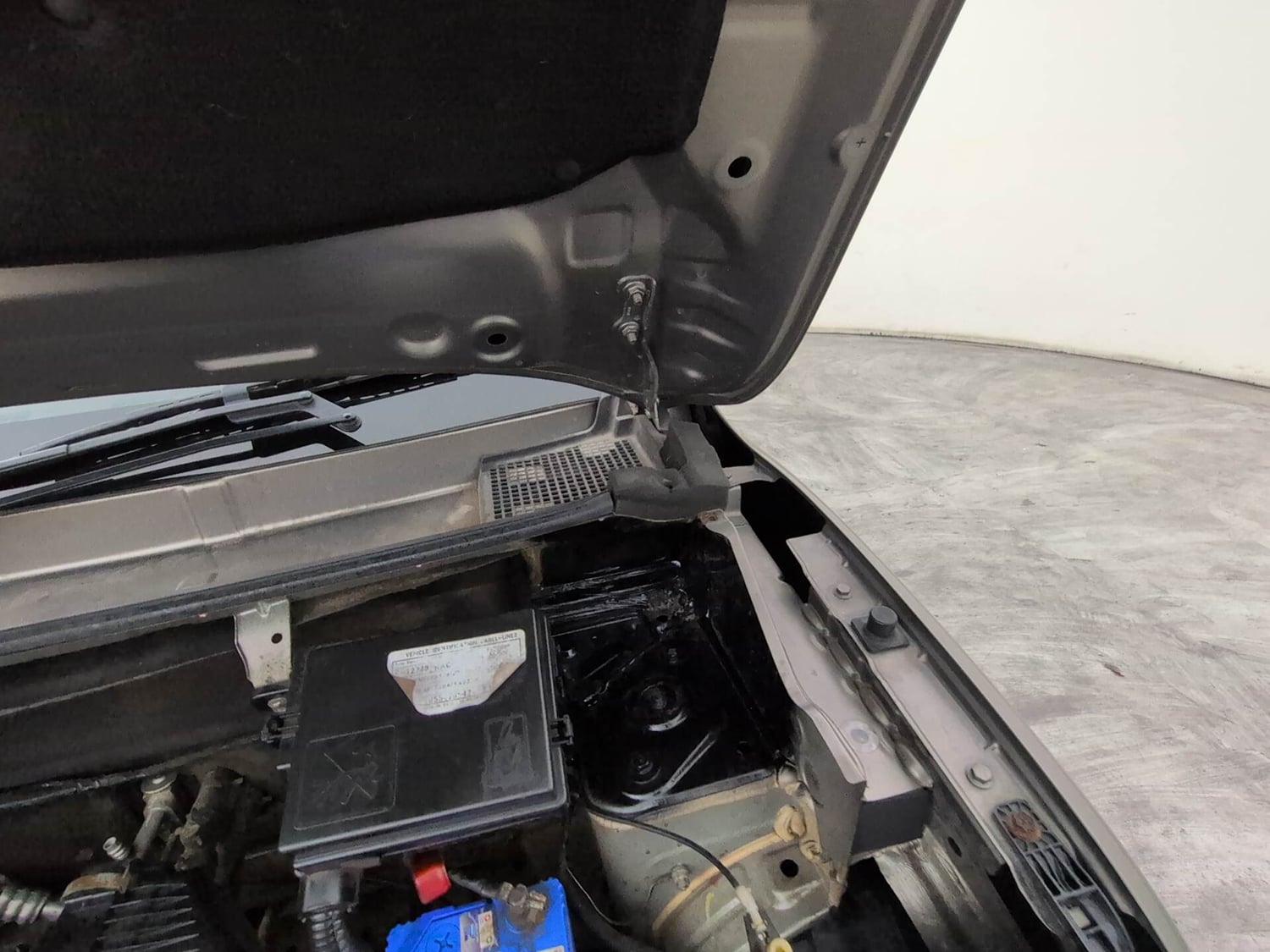 Used 2017 Renault Kwid RXT Petrol Manual engine ENGINE LEFT SIDE HINGE & APRON VIEW