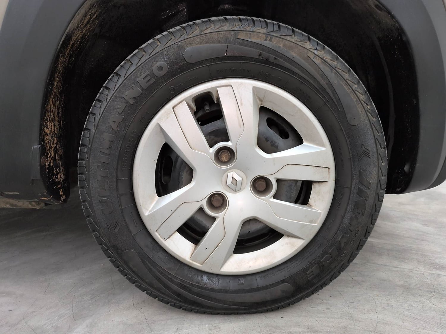 Used 2017 Renault Kwid RXT Petrol Manual tyres RIGHT FRONT TYRE RIM VIEW