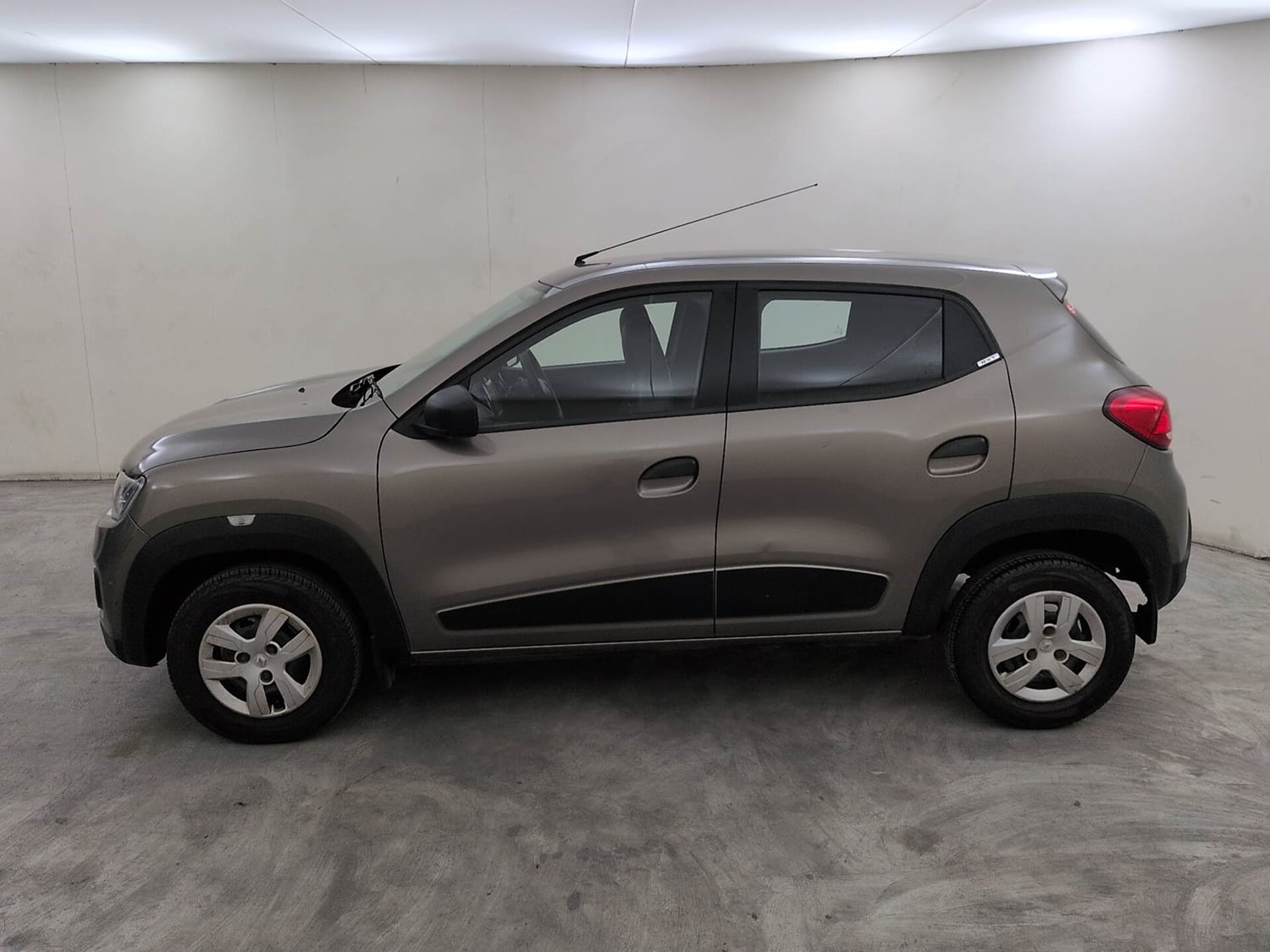Used 2017 Renault Kwid RXT Petrol Manual exterior LEFT SIDE VIEW