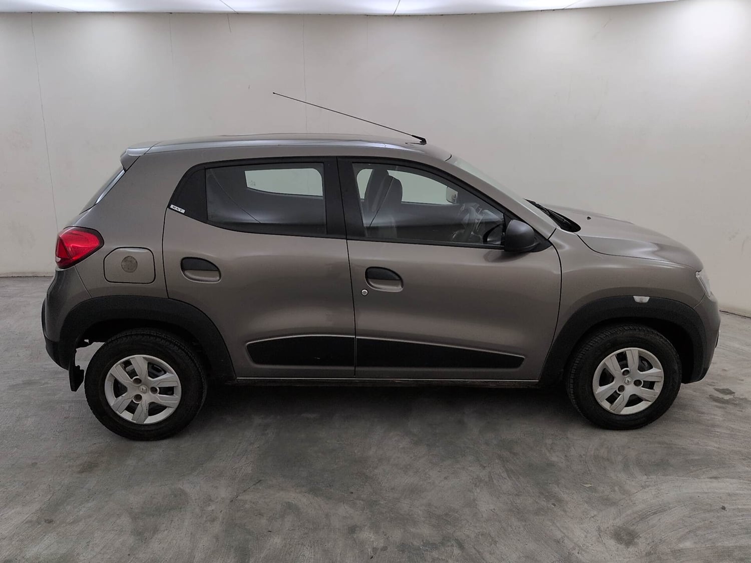 Used 2017 Renault Kwid RXT Petrol Manual exterior RIGHT SIDE VIEW