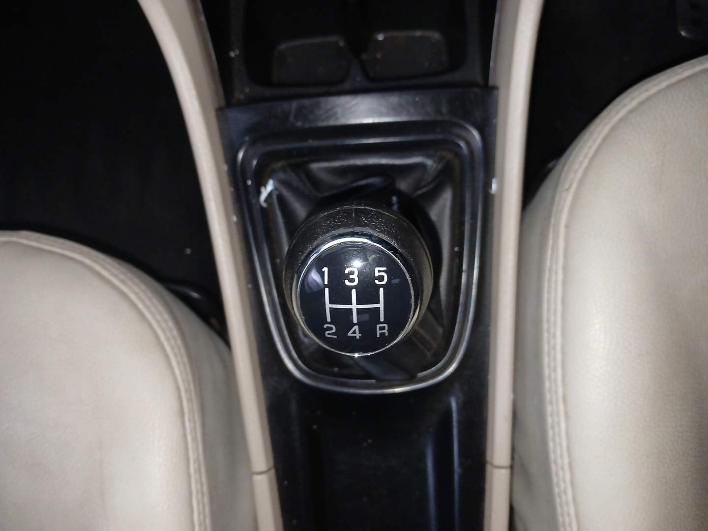 Used 2015 Maruti Suzuki Ciaz VXi Petrol Manual interior GEAR  KNOB VIEW