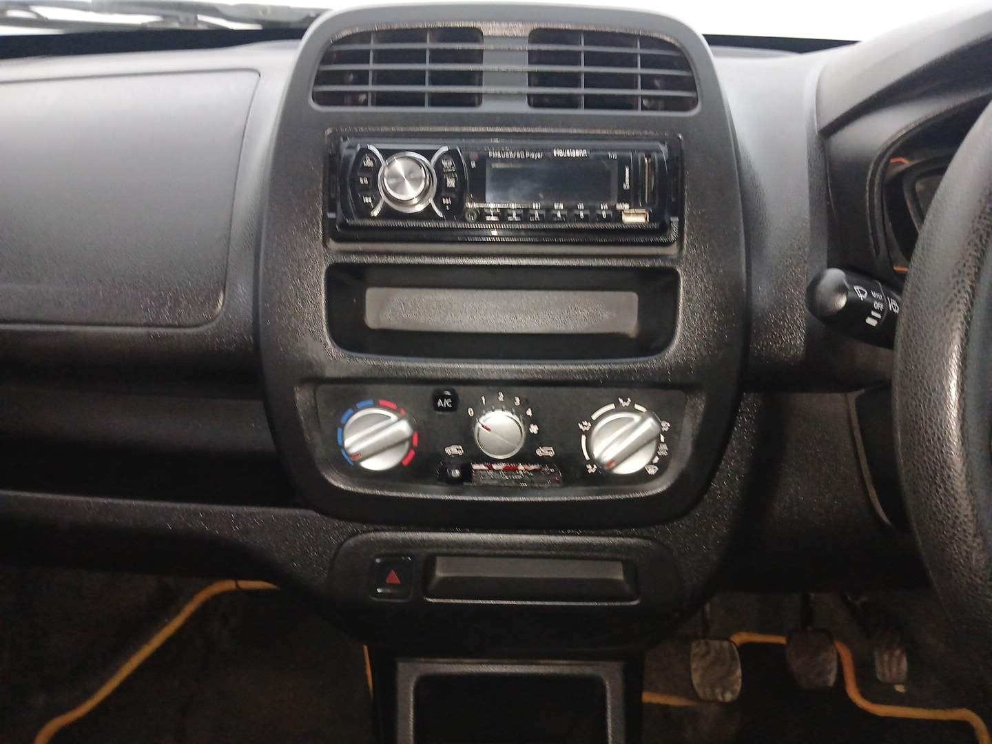 Used 2018 Renault Kwid RXE Petrol Manual interior MUSIC SYSTEM & AC CONTROL VIEW