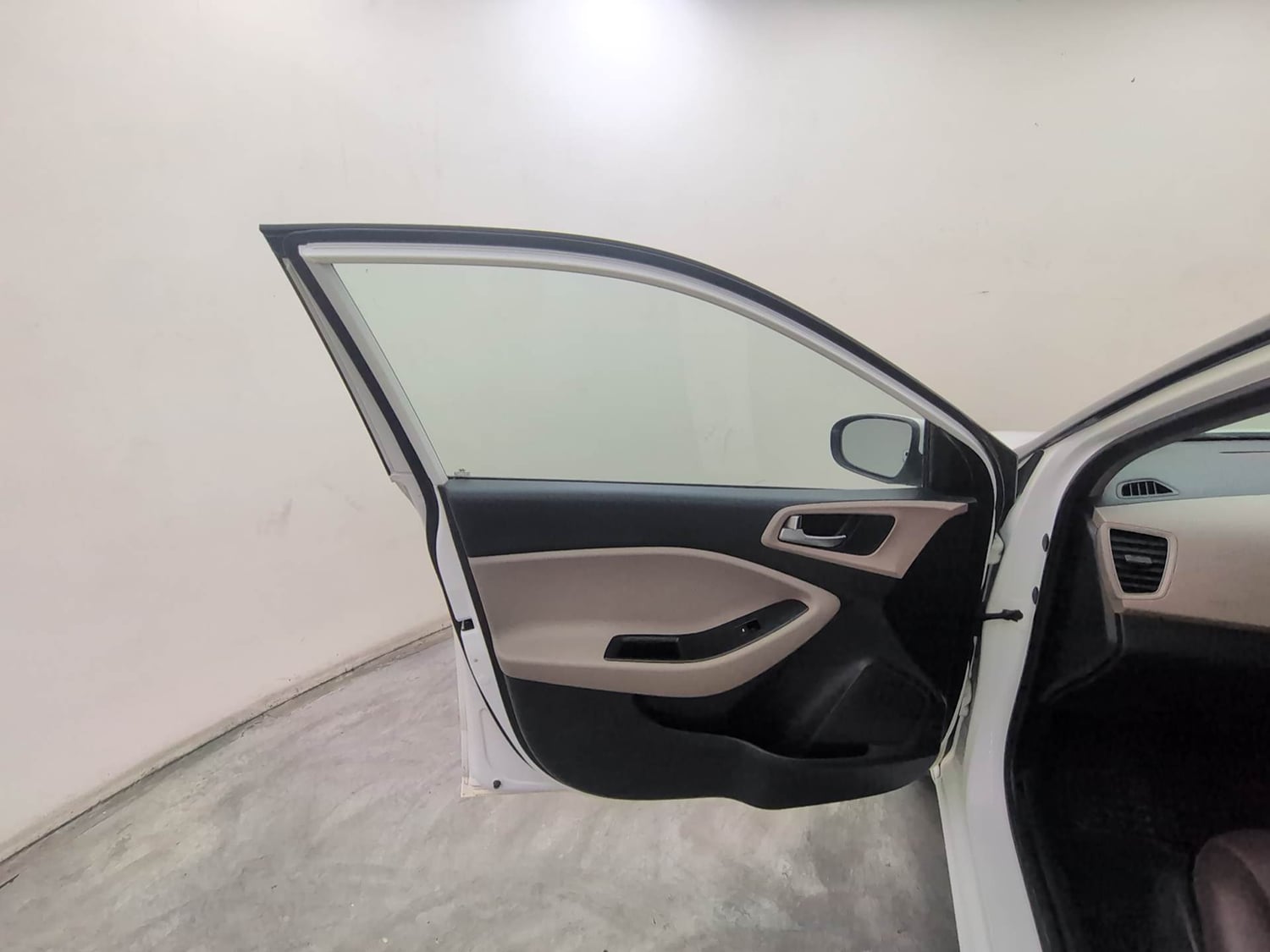 Used 2019 Hyundai Elite i20 Sportz Plus 1.2 Petrol Manual interior LEFT FRONT DOOR OPEN VIEW