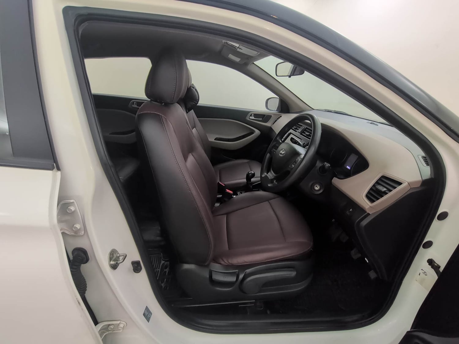 Used 2019 Hyundai Elite i20 Sportz Plus 1.2 Petrol Manual interior RIGHT SIDE FRONT DOOR CABIN VIEW