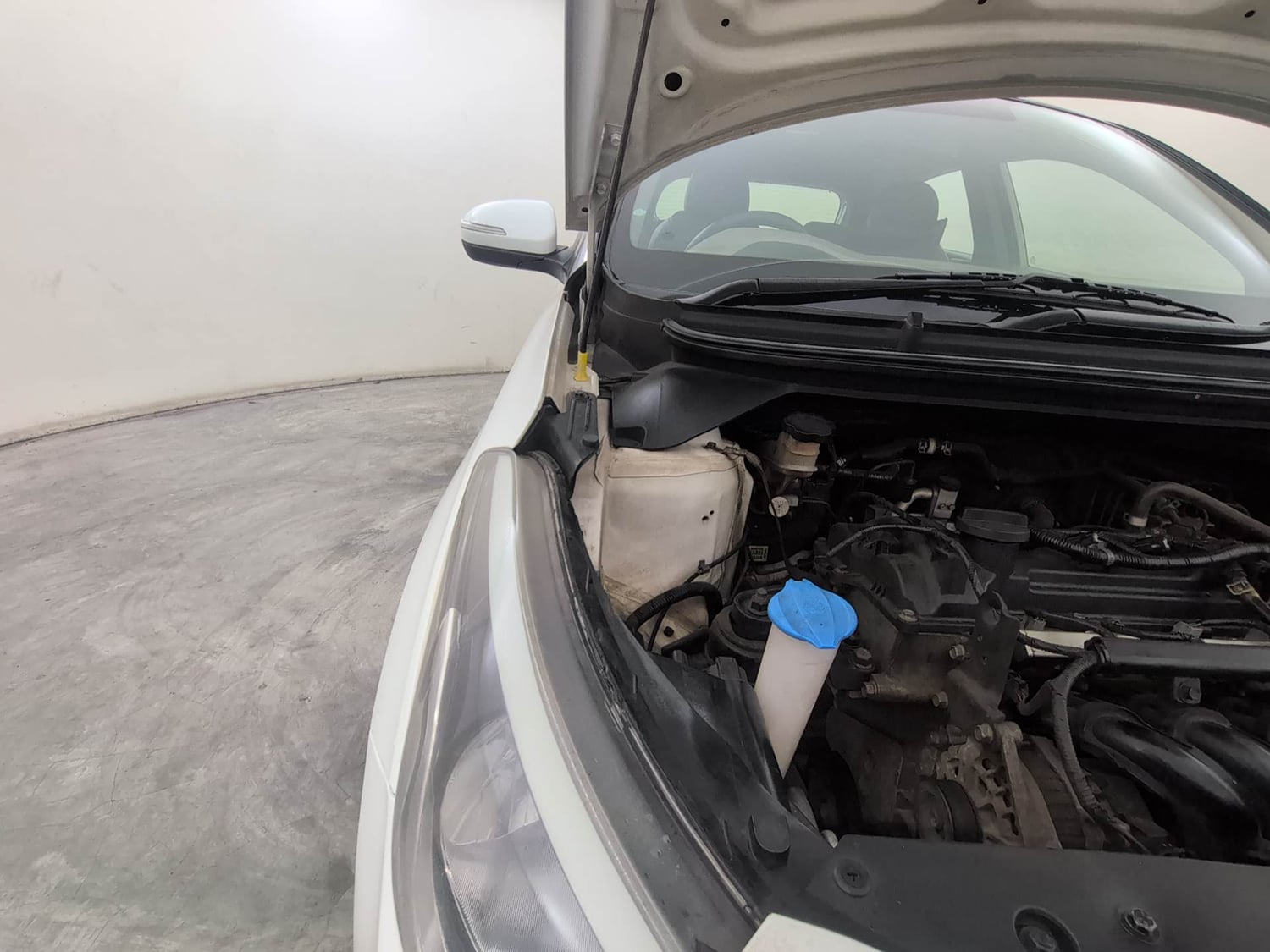Used 2019 Hyundai Elite i20 Sportz Plus 1.2 Petrol Manual engine ENGINE RIGHT SIDE HINGE & APRON VIEW