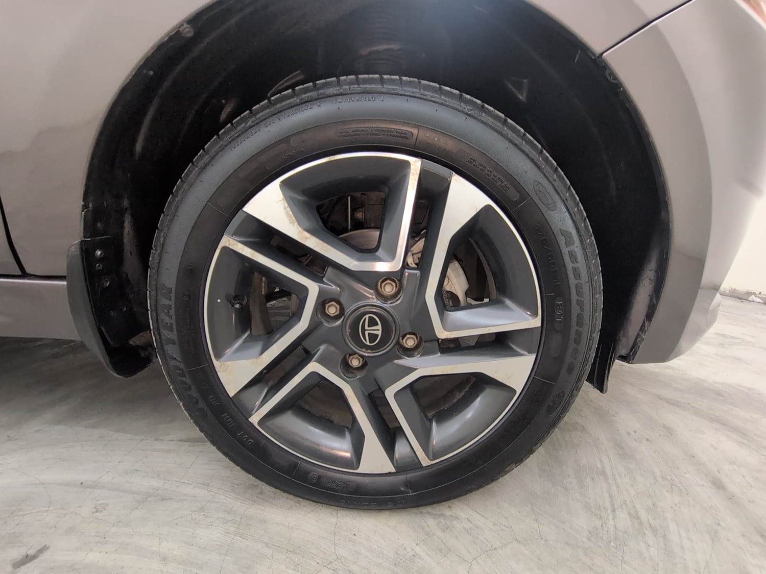 Used 2019 Tata Tigor Revotron XZ+ Petrol Manual tyres RIGHT FRONT TYRE RIM VIEW