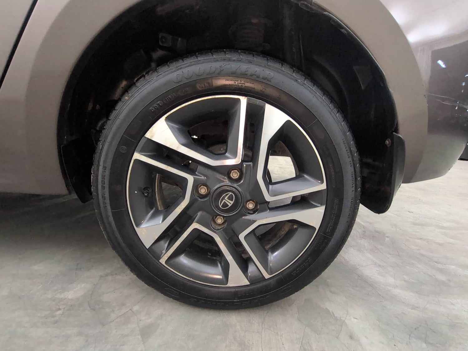 Used 2019 Tata Tigor Revotron XZ+ Petrol Manual tyres LEFT REAR TYRE RIM VIEW