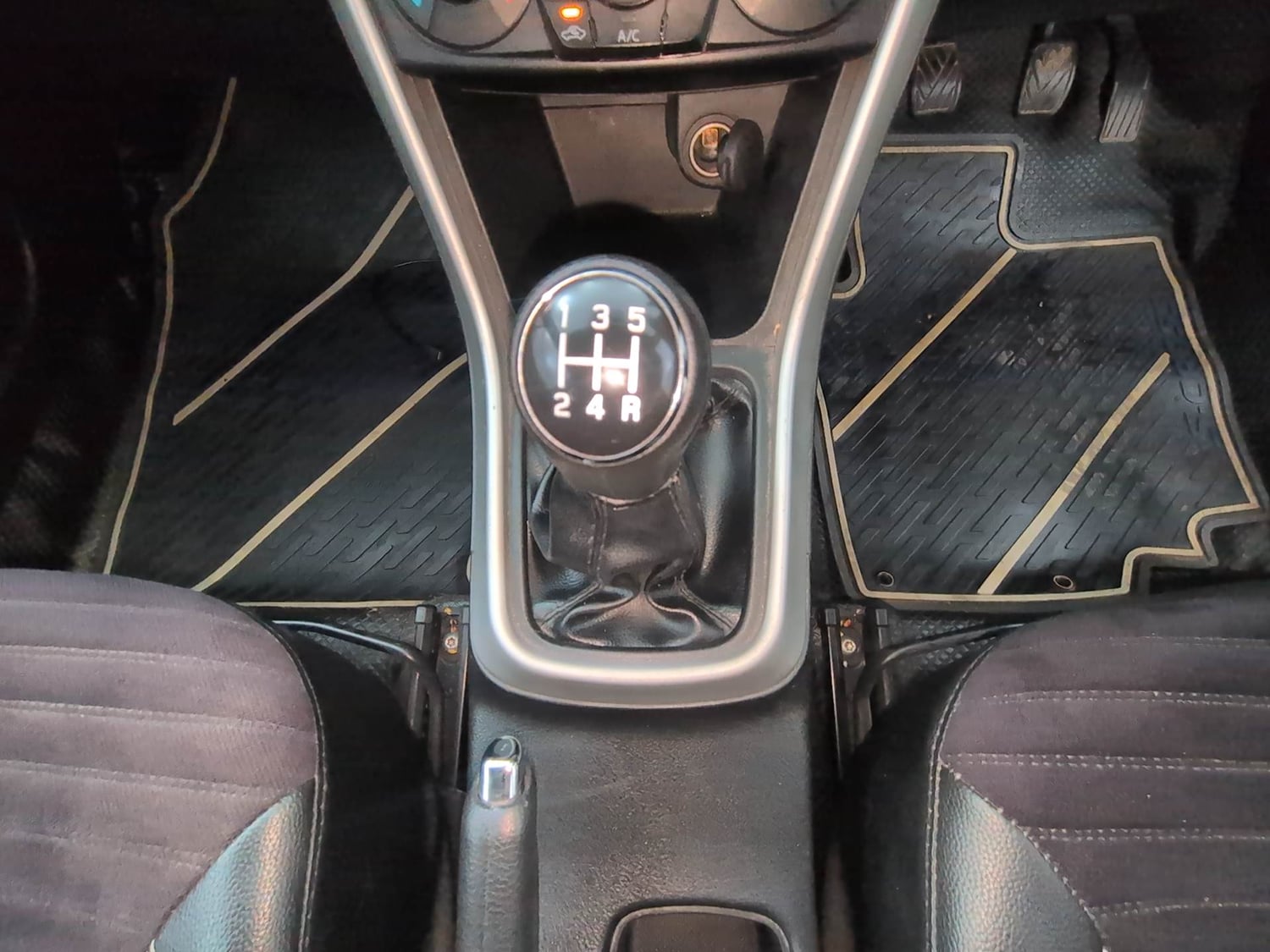 Used 2017 Maruti Suzuki S-Cross Sigma 1.3 Diesel Manual interior GEAR  KNOB VIEW