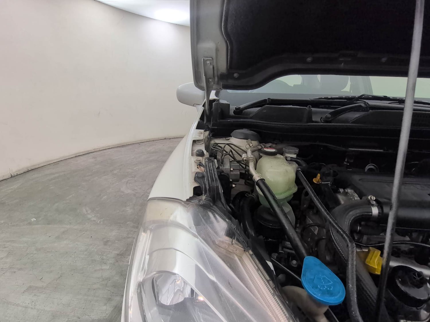 Used 2017 Maruti Suzuki S-Cross Sigma 1.3 Diesel Manual engine ENGINE RIGHT SIDE HINGE & APRON VIEW