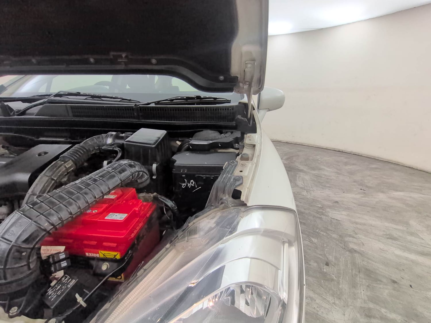 Used 2017 Maruti Suzuki S-Cross Sigma 1.3 Diesel Manual engine ENGINE LEFT SIDE HINGE & APRON VIEW