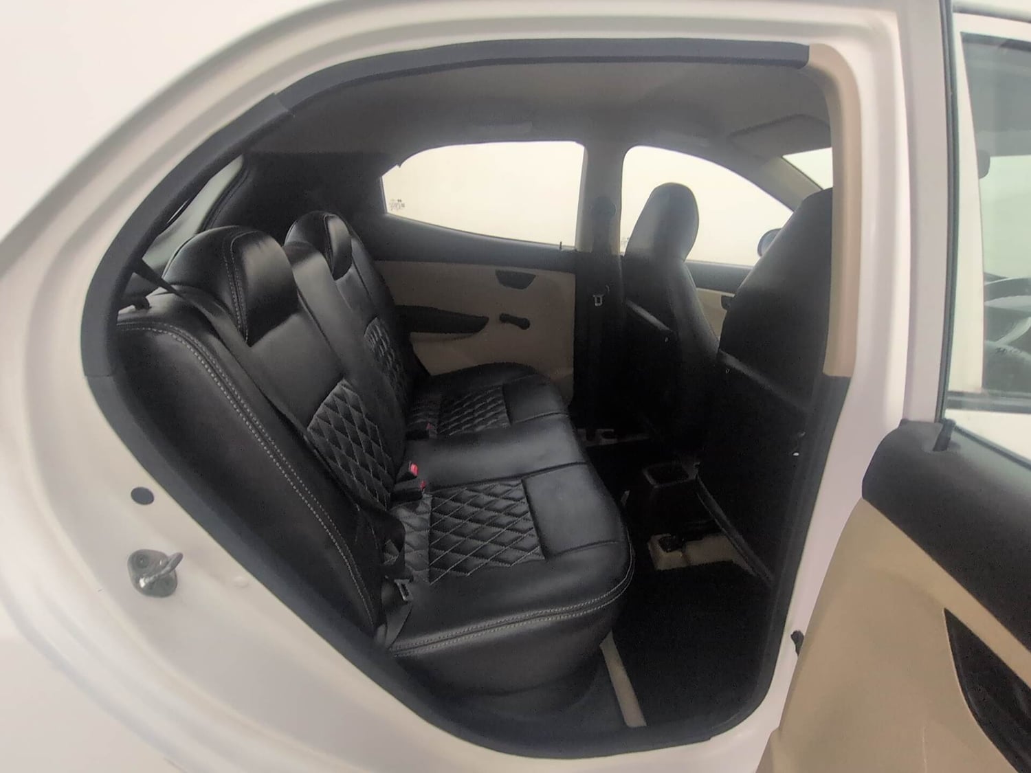 Used 2015 Hyundai Eon Magna + Petrol Manual interior RIGHT SIDE REAR DOOR CABIN VIEW